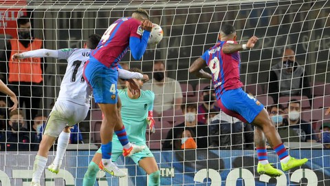 Sao trẻ lập công phút 90 cứu Barca thoát thua trước Granada - Ảnh 4. Sao trẻ lập công phút 90 cứu Barca thoát thua trước Granada - Ảnh 4.