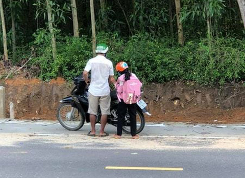 2 cha con vét sạch túi xuống núi mua điện thoại học online: Ở làng nhiều người còn nghèo hơn - Ảnh 1. 2 cha con vét sạch túi xuống núi mua điện thoại học online: Ở làng nhiều người còn nghèo hơn - Ảnh 1.