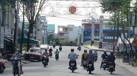 Long An hoạt động lại, những dịch vụ nào tiếp tục tạm dừng? - Ảnh 1. Long An hoạt động lại, những dịch vụ nào tiếp tục tạm dừng? - Ảnh 1.