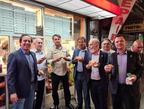 Đi họp Liên Hiệp Quốc, tổng thống Brazil phải ăn pizza trên vỉa hè ở New York do chưa tiêm vắc xin? - Ảnh 1. Đi họp Liên Hiệp Quốc, tổng thống Brazil phải ăn pizza trên vỉa hè ở New York do chưa tiêm vắc xin? - Ảnh 1.