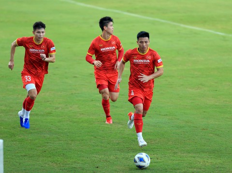 Bùi Tiến Dũng trở lại tập luyện, đánh giá cao bảng B AFF Cup 2020 - Ảnh 1. Bùi Tiến Dũng trở lại tập luyện, đánh giá cao bảng B AFF Cup 2020 - Ảnh 1.