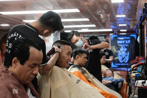 Tiệm cắt tóc vỉa hè, salon tóc đông kín khách ngày đầu mở lại - Ảnh 4. Tiệm cắt tóc vỉa hè, salon tóc đông kín khách ngày đầu mở lại - Ảnh 4.