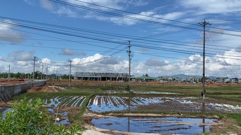 Mới mưa đã ngập, dân treo băng rôn ở dự án khu phố chợ Chiên Đàn - Ảnh 2. Mới mưa đã ngập, dân treo băng rôn ở dự án khu phố chợ Chiên Đàn - Ảnh 2.