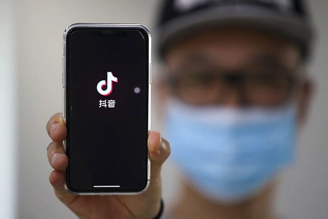 Trẻ dưới 14 tuổi chỉ được lướt TikTok phiên bản Trung Quốc 40 phút/ngày - Ảnh 1. Trẻ dưới 14 tuổi chỉ được lướt TikTok phiên bản Trung Quốc 40 phút/ngày - Ảnh 1.