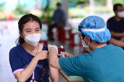 Người dân TP.HCM chỉ cần nhắn tin để đăng ký tiêm vét vắc xin mũi 1 - Ảnh 1. Người dân TP.HCM chỉ cần nhắn tin để đăng ký tiêm vét vắc xin mũi 1 - Ảnh 1.