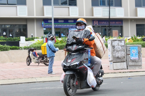 Giảm chen chúc xét nghiệm, shipper tăng tốc giao hàng - Ảnh 1. Giảm chen chúc xét nghiệm, shipper tăng tốc giao hàng - Ảnh 1.
