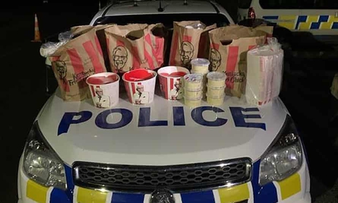 Phá lệnh phong tỏa đi mua gà KFC ở New Zealand - Ảnh 1. Phá lệnh phong tỏa đi mua gà KFC ở New Zealand - Ảnh 1.
