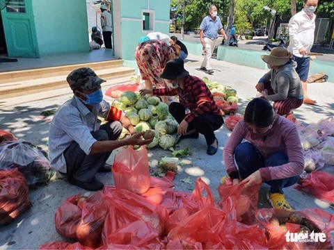 Bác tổ trưởng tận tụy của bà con tổ 49 - Ảnh 1. Bác tổ trưởng tận tụy của bà con tổ 49 - Ảnh 1.