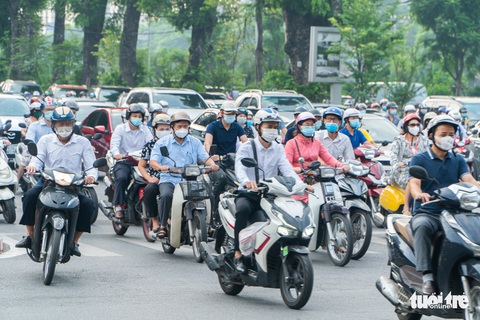 Hà Nội nhộn nhịp ngày đầu không cần giấy đi đường - Ảnh 7. Hà Nội nhộn nhịp ngày đầu không cần giấy đi đường - Ảnh 7.