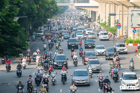 Hà Nội nhộn nhịp ngày đầu không cần giấy đi đường - Ảnh 1. Hà Nội nhộn nhịp ngày đầu không cần giấy đi đường - Ảnh 1.