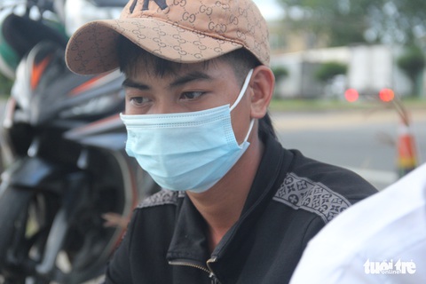 Hỗ trợ 2 người Khơ Mú đi bộ 7 ngày từ bãi vàng Quảng Nam xuống Đà Nẵng - Ảnh 3. Hỗ trợ 2 người Khơ Mú đi bộ 7 ngày từ bãi vàng Quảng Nam xuống Đà Nẵng - Ảnh 3.