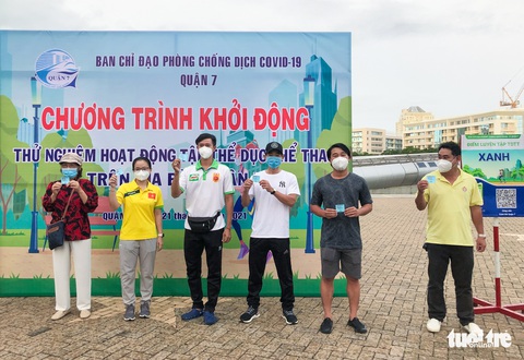 Công viên mở cửa, người dân phấn khởi đi tập thể thao - Ảnh 2. Công viên mở cửa, người dân phấn khởi đi tập thể thao - Ảnh 2.