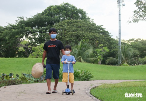 Công viên mở cửa, người dân phấn khởi đi tập thể thao - Ảnh 4. Công viên mở cửa, người dân phấn khởi đi tập thể thao - Ảnh 4.