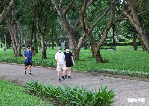 Công viên mở cửa, người dân phấn khởi đi tập thể thao - Ảnh 5. Công viên mở cửa, người dân phấn khởi đi tập thể thao - Ảnh 5.