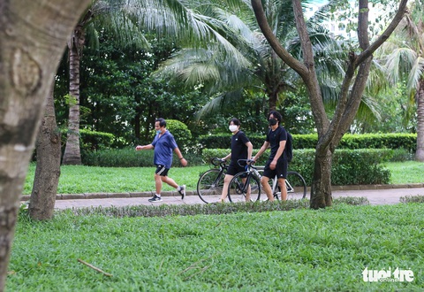 Công viên mở cửa, người dân phấn khởi đi tập thể thao - Ảnh 8. Công viên mở cửa, người dân phấn khởi đi tập thể thao - Ảnh 8.