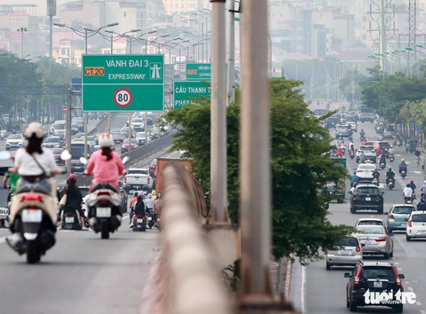 Hà Nội nhộn nhịp ngày đầu không cần giấy đi đường - Ảnh 2. Hà Nội nhộn nhịp ngày đầu không cần giấy đi đường - Ảnh 2.