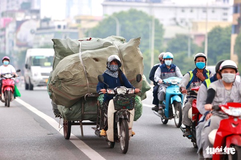 Hà Nội nhộn nhịp ngày đầu không cần giấy đi đường - Ảnh 3. Hà Nội nhộn nhịp ngày đầu không cần giấy đi đường - Ảnh 3.