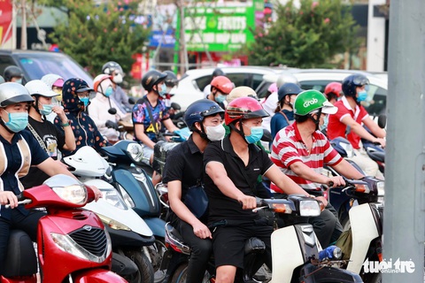 Hà Nội nhộn nhịp ngày đầu không cần giấy đi đường - Ảnh 4. Hà Nội nhộn nhịp ngày đầu không cần giấy đi đường - Ảnh 4.