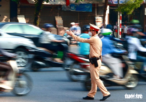 Hà Nội nhộn nhịp ngày đầu không cần giấy đi đường - Ảnh 5. Hà Nội nhộn nhịp ngày đầu không cần giấy đi đường - Ảnh 5.