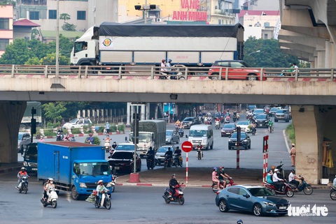 Hà Nội nhộn nhịp ngày đầu không cần giấy đi đường - Ảnh 8. Hà Nội nhộn nhịp ngày đầu không cần giấy đi đường - Ảnh 8.