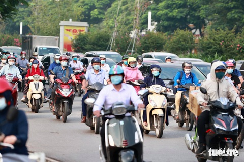 Hà Nội nhộn nhịp ngày đầu không cần giấy đi đường - Ảnh 9. Hà Nội nhộn nhịp ngày đầu không cần giấy đi đường - Ảnh 9.