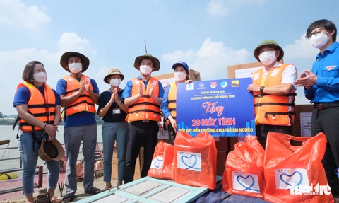 Chở máy tính, máy tính bảng, quà Trung thu đến cho trẻ em nghèo làng chài sông Hồng - Ảnh 4. Chở máy tính, máy tính bảng, quà Trung thu đến cho trẻ em nghèo làng chài sông Hồng - Ảnh 4.