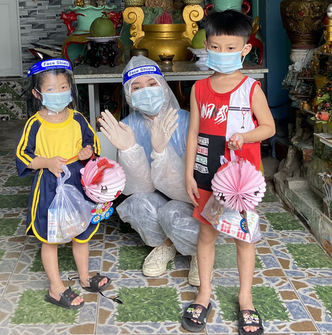 Quách Tuấn Du mắc COVID-19; Tiểu Vy mang Trung thu đến cho trẻ F0 - Ảnh 3. Quách Tuấn Du mắc COVID-19; Tiểu Vy mang Trung thu đến cho trẻ F0 - Ảnh 3.