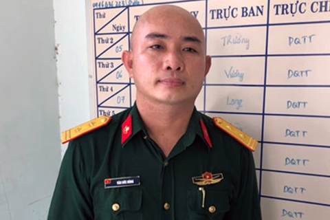 Khởi tố người tự xưng trung tá bộ đội đặc công để qua chốt kiểm soát - Ảnh 1. Khởi tố người tự xưng trung tá bộ đội đặc công để qua chốt kiểm soát - Ảnh 1.