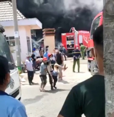 Vụ cháy lớn trong khu công nghiệp: công nhân có hàn xì, hàng hóa tồn kho nhiều - Ảnh 1. Vụ cháy lớn trong khu công nghiệp: công nhân có hàn xì, hàng hóa tồn kho nhiều - Ảnh 1.