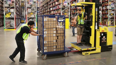 Amazon trao thưởng 100.000 USD cho nhân viên đã tiêm vắc xin - Ảnh 1. Amazon trao thưởng 100.000 USD cho nhân viên đã tiêm vắc xin - Ảnh 1.