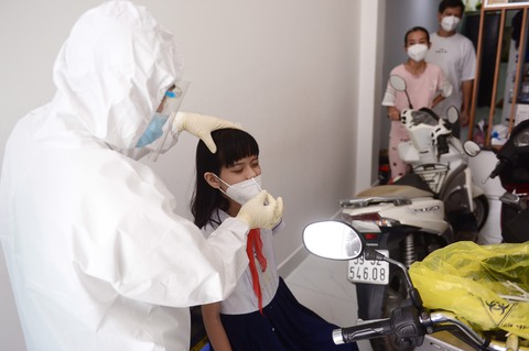 TP.HCM xét nghiệm cho tiểu thương, học sinh, công nhân... thế nào khi bình thường mới? - Ảnh 1. TP.HCM xét nghiệm cho tiểu thương, học sinh, công nhân... thế nào khi bình thường mới? - Ảnh 1.