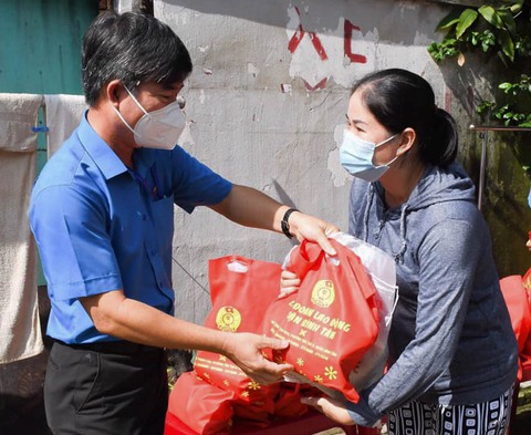 Chi hỗ trợ lần 2 mua nhu yếu phẩm cho công nhân TP.HCM - Ảnh 1. Chi hỗ trợ lần 2 mua nhu yếu phẩm cho công nhân TP.HCM - Ảnh 1.