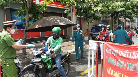 Sao không chống dịch lại đi chống người? - Ảnh 1. Sao không chống dịch lại đi chống người? - Ảnh 1.