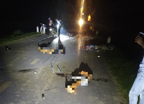 Nhiều xe máy lao vào nhau trong đêm Trung thu, 5 thanh niên thiệt mạng - Ảnh 2. Nhiều xe máy lao vào nhau trong đêm Trung thu, 5 thanh niên thiệt mạng - Ảnh 2.