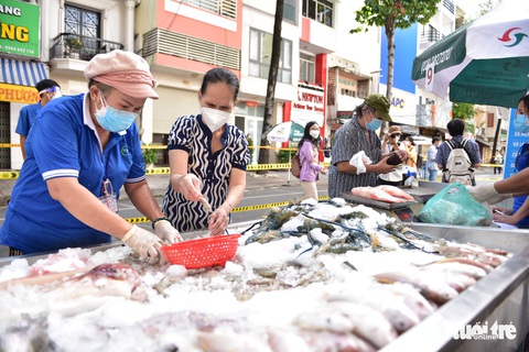 Quận 5 mở chợ lưu động cho người dân vùng xanh đi mua hàng - Ảnh 1. Quận 5 mở chợ lưu động cho người dân vùng xanh đi mua hàng - Ảnh 1.