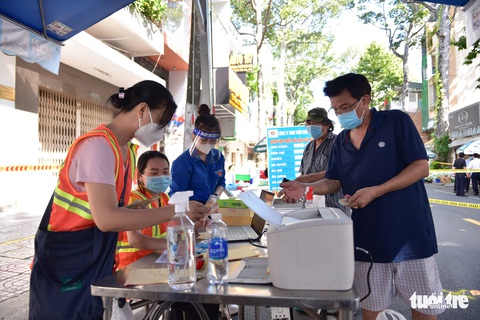 Quận 5 mở chợ lưu động cho người dân vùng xanh đi mua hàng - Ảnh 9. Quận 5 mở chợ lưu động cho người dân vùng xanh đi mua hàng - Ảnh 9.