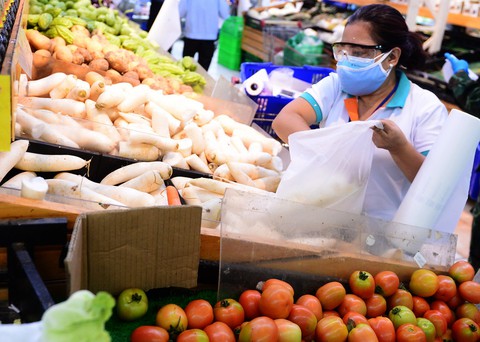 Mua từ nông dân giá rẻ, vì sao thực phẩm bán lẻ về thành phố giá cao? - Ảnh 1. Mua từ nông dân giá rẻ, vì sao thực phẩm bán lẻ về thành phố giá cao? - Ảnh 1.