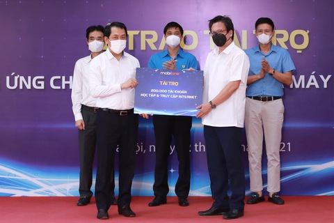 200.000 tài khoản học online trị giá 100 tỉ đồng cho học sinh hoàn cảnh khó khăn - Ảnh 2. 200.000 tài khoản học online trị giá 100 tỉ đồng cho học sinh hoàn cảnh khó khăn - Ảnh 2.