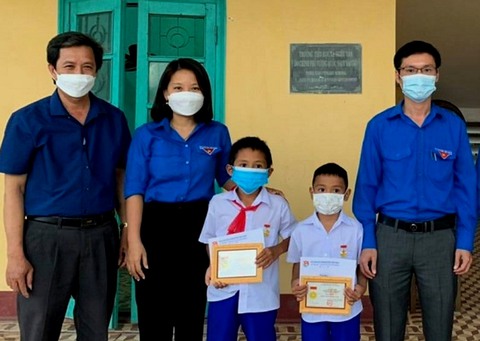Cứu em nhỏ dưới hồ, 2 học sinh được tặng huy hiệu Tuổi Trẻ dũng cảm - Ảnh 1. Cứu em nhỏ dưới hồ, 2 học sinh được tặng huy hiệu Tuổi Trẻ dũng cảm - Ảnh 1.