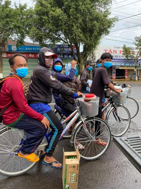 12 ngư dân đạp xe từ Nam Định về Kiên Giang, sắp được đón về quê - Ảnh 3. 12 ngư dân đạp xe từ Nam Định về Kiên Giang, sắp được đón về quê - Ảnh 3.