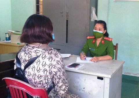 Nhờ kiểm tra lý do ra đường, công an giúp một phụ nữ thoát bẫy lừa 200 triệu - Ảnh 1. Nhờ kiểm tra lý do ra đường, công an giúp một phụ nữ thoát bẫy lừa 200 triệu - Ảnh 1.