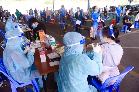 TP.HCM nhận hơn 666.000 liều vắc xin Pfizer và AstraZeneca để tiêm mũi 2 - Ảnh 1. TP.HCM nhận hơn 666.000 liều vắc xin Pfizer và AstraZeneca để tiêm mũi 2 - Ảnh 1.