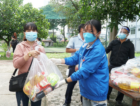 Gần 1.000 người ‘giãn dân’ được xe đưa về tận nhà và tặng quà - Ảnh 2. Gần 1.000 người ‘giãn dân’ được xe đưa về tận nhà và tặng quà - Ảnh 2.