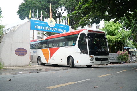 Gần 1.000 người ‘giãn dân’ được xe đưa về tận nhà và tặng quà - Ảnh 3. Gần 1.000 người ‘giãn dân’ được xe đưa về tận nhà và tặng quà - Ảnh 3.