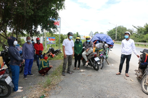 Long An đàm phán với các tỉnh miền Tây cho người đang mắc kẹt trở về quê - Ảnh 1. Long An đàm phán với các tỉnh miền Tây cho người đang mắc kẹt trở về quê - Ảnh 1.