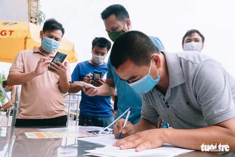 Dòng người nối đuôi nhau ra vào Hà Nội sau nới lỏng giãn cách - Ảnh 5. Dòng người nối đuôi nhau ra vào Hà Nội sau nới lỏng giãn cách - Ảnh 5.