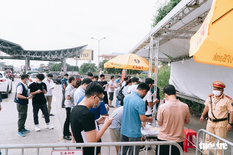 Dòng người nối đuôi nhau ra vào Hà Nội sau nới lỏng giãn cách - Ảnh 10. Dòng người nối đuôi nhau ra vào Hà Nội sau nới lỏng giãn cách - Ảnh 10.