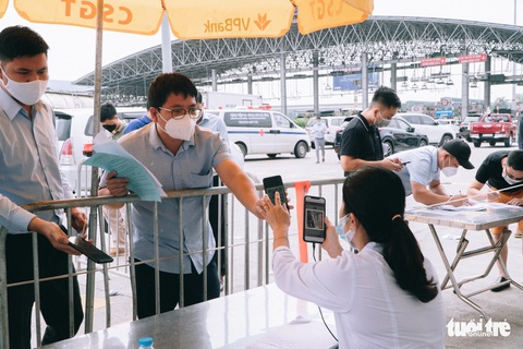 Dòng người nối đuôi nhau ra vào Hà Nội sau nới lỏng giãn cách - Ảnh 6. Dòng người nối đuôi nhau ra vào Hà Nội sau nới lỏng giãn cách - Ảnh 6.