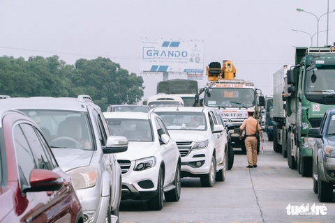Dòng người nối đuôi nhau ra vào Hà Nội sau nới lỏng giãn cách - Ảnh 3. Dòng người nối đuôi nhau ra vào Hà Nội sau nới lỏng giãn cách - Ảnh 3.