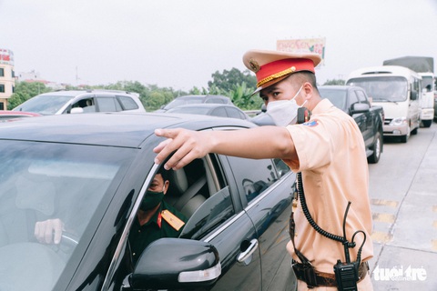 Dòng người nối đuôi nhau ra vào Hà Nội sau nới lỏng giãn cách - Ảnh 4. Dòng người nối đuôi nhau ra vào Hà Nội sau nới lỏng giãn cách - Ảnh 4.